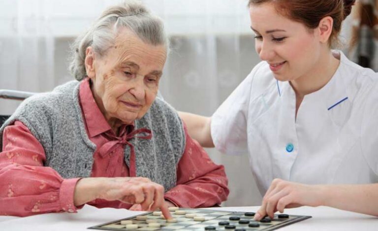 Як зробити вибір між доглядальницею і приватним пансіонатом?