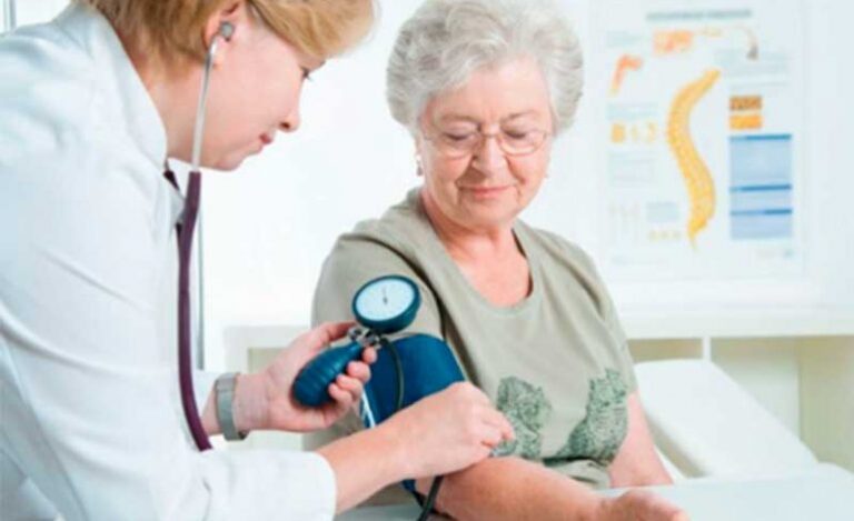 Медична допомога в пансіонаті для людей похилого віку